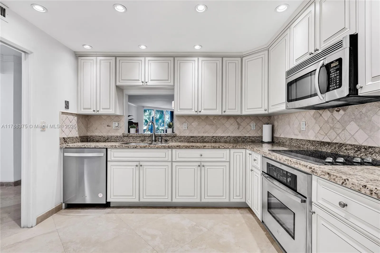 Key Biscayne, Florida 33149, United States, 2 Bedrooms Bedrooms, ,2 BathroomsBathrooms,Residential,Active,114058