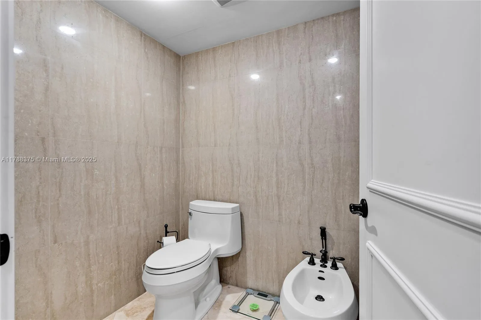 Key Biscayne, Florida 33149, United States, 2 Bedrooms Bedrooms, ,2 BathroomsBathrooms,Residential,Active,114058