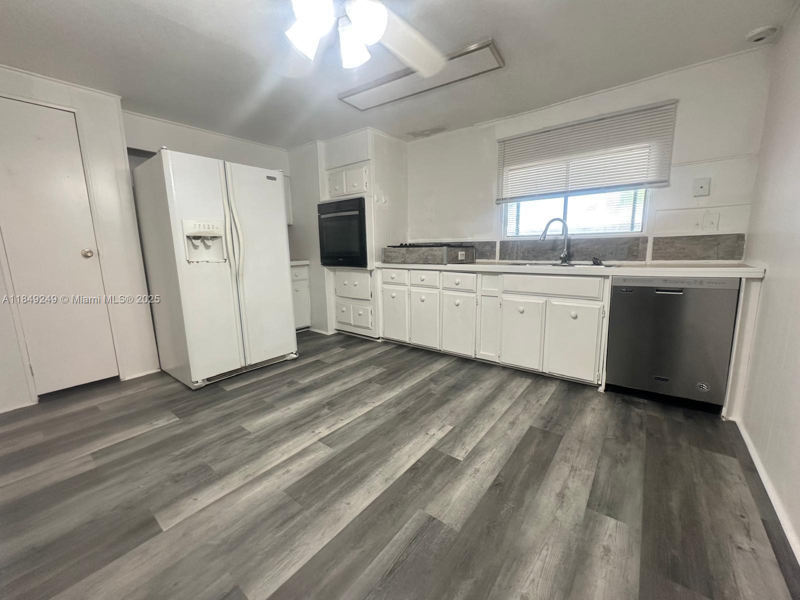Beautiful RENOVATED 1/1 Studio Apartment in a Mobile Home. Freshly painted, newer appliances, concrete driveway, mini split AC, dishwasher, and laundry room in a well-maintained mobile home. Very clean and beautiful property.
The rent doesn't include utilities. The tenant pays 1/3 of the water and electric bills.
Don't miss out on the opportunity to make this lovely property your new home.
To apply for this rental, no prior evictions are accepted. Proof of income and credit will also be required. RAPID APPROVAL.
HABLAMOS ESPANOL
FALAMOS PORTUGUES
West Boca Raton remains a popular relocation spot to this day due to its award-winning schools, peaceful atmosphere, and convenience to excellent shopping, dining, and employment options.