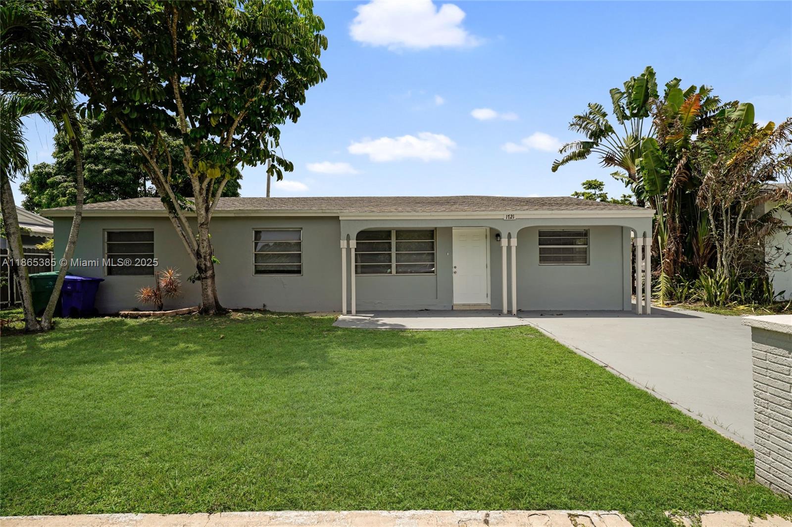 Single-Family Home – 4 Bedrooms + Den
Spacious 4-bedroom, 2-bath home with an additional den, situated on a 6,500 sq. ft. lot and no HOA. Featuring a modern white kitchen with stainless steel appliances, recessed lighting, tile floors, ceiling fans, and elegant French doors. The large fenced yard offers plenty of room for a pool, plus an outdoor kitchen and entertainment area, perfect for gatherings. Driveway parking included. Conveniently located near major highways and just 15 minutes from the beaches.