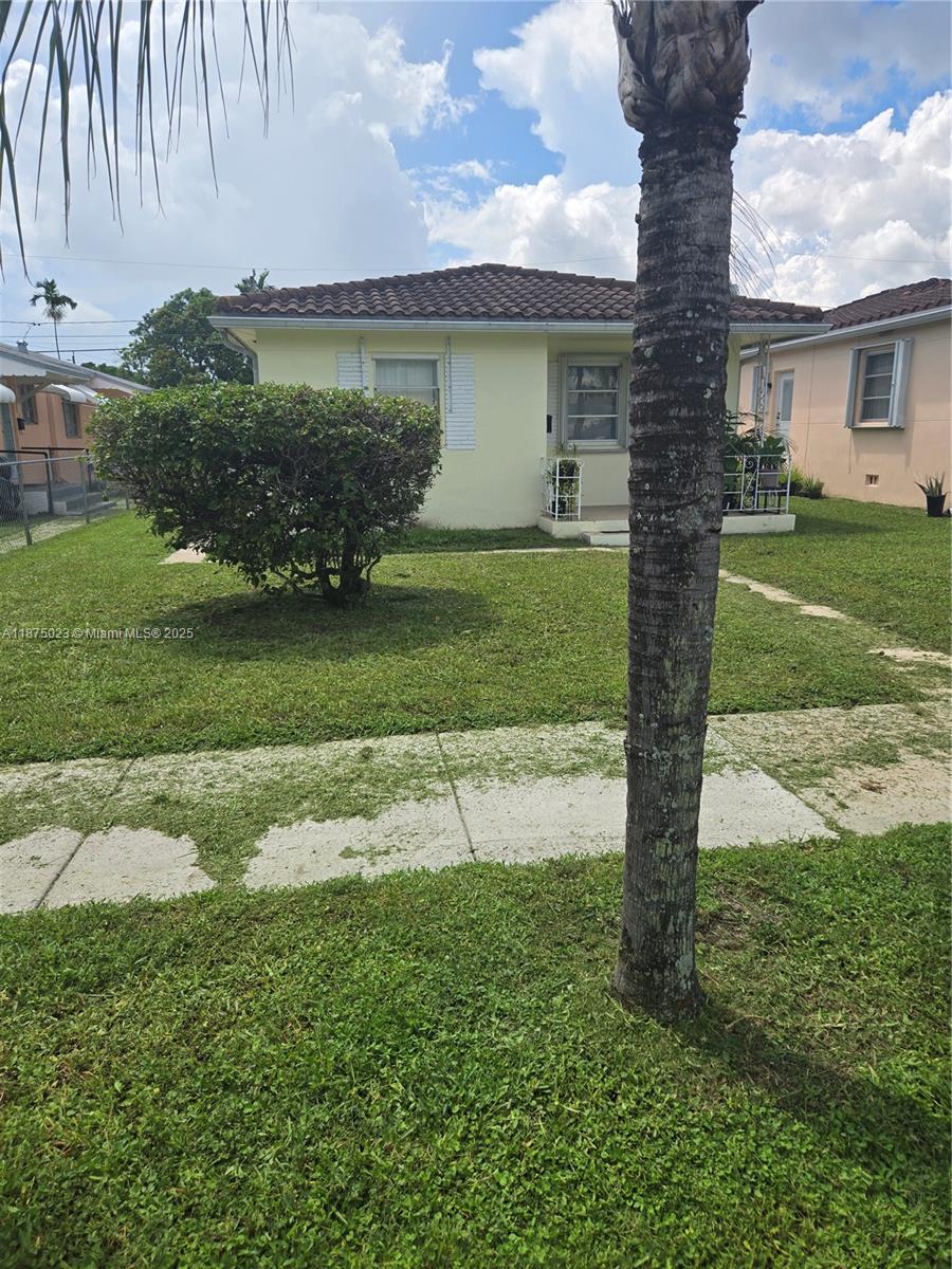 REAL CLEAN 1/1 EAST OF US-1 - ALL TILE - REAR UNIT - CEILING FANS - NEW REFRIGERATOR - BIG BACK YARD - PRIVATE PARKING ! MUST SEE ! READ BROKERS REMARKS - TEXT ME