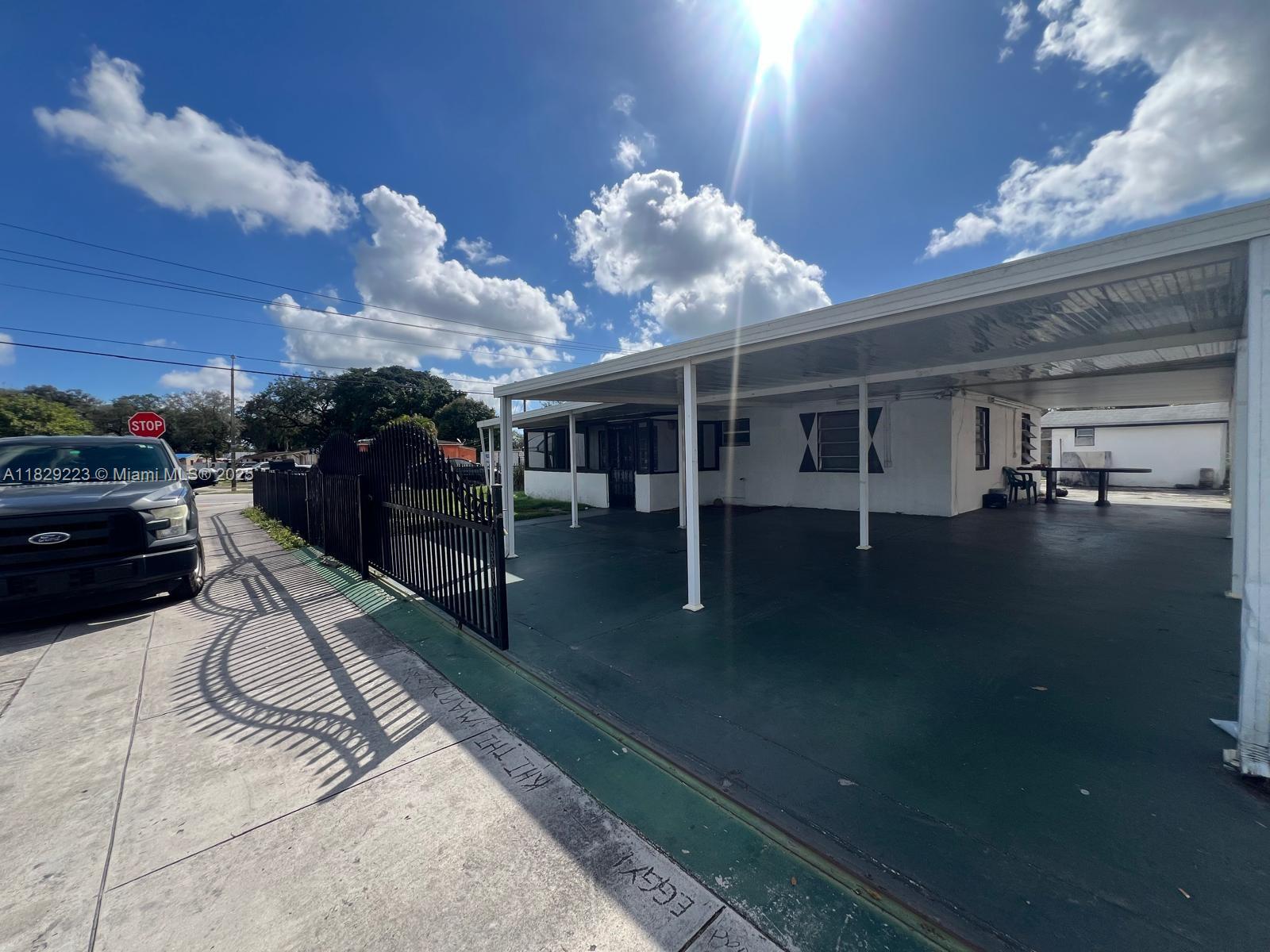 Excellent investment opportunity in a high-demand area of Miami Gardens. This property offers 4 bedrooms, 2 bathrooms, and sits on a spacious 8,000+ sq ft lot.
? Perfect for rental income, fix & flip, or custom development.
?? Full renovation required.