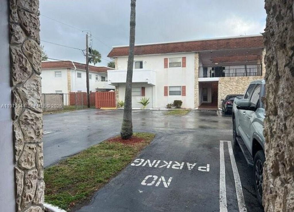 Photo of 321 SW 1st Ct #K-4, Pompano Beach, FL 33060 (MLS # A11979044)