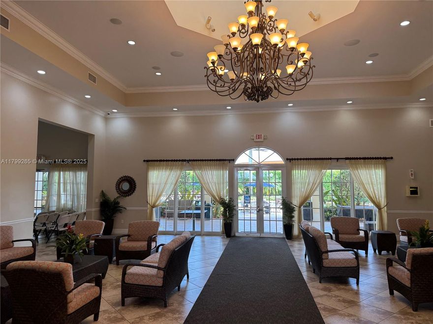 Great opportunity! best price in the area! Townhouse in Floridian Isles. 3 bedrooms 2.5 bathrooms with garage and patio. The community offers pool, gym and beautiful areas for entertainment. Easy to show. Come and see!. Call LA.