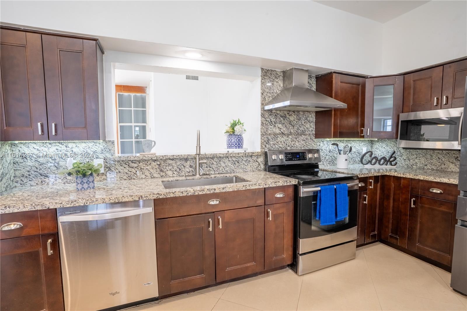 LAKESIDE ESTATES - Residential