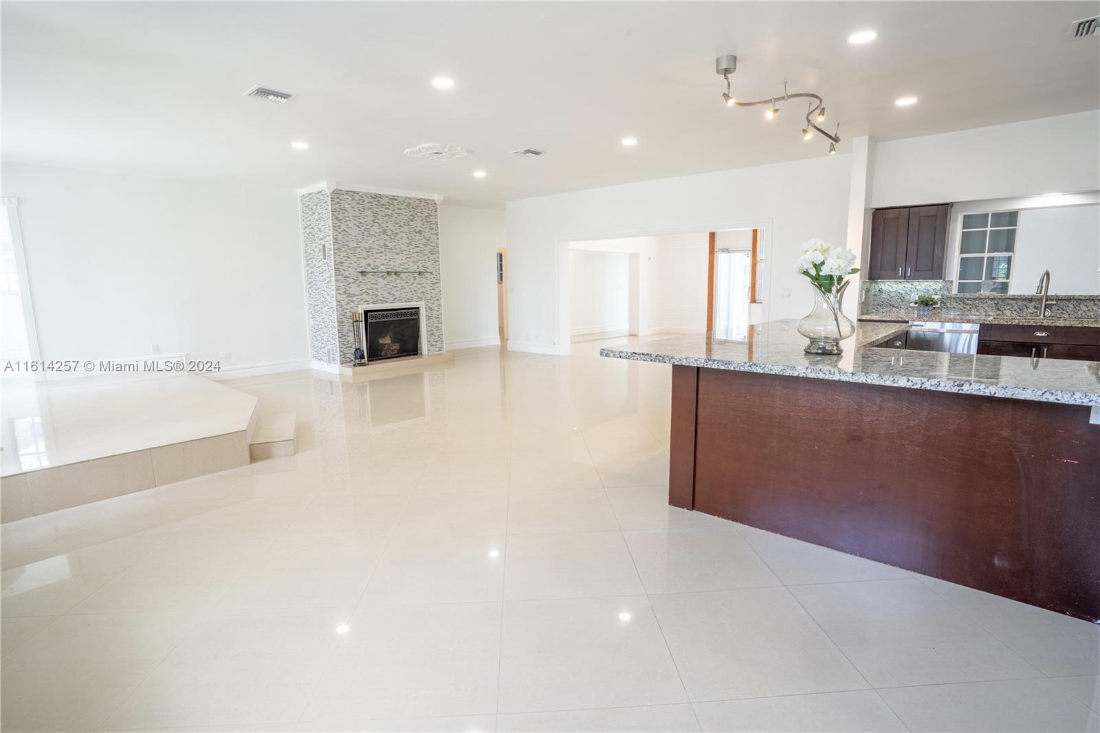 LAKESIDE ESTATES - Residential