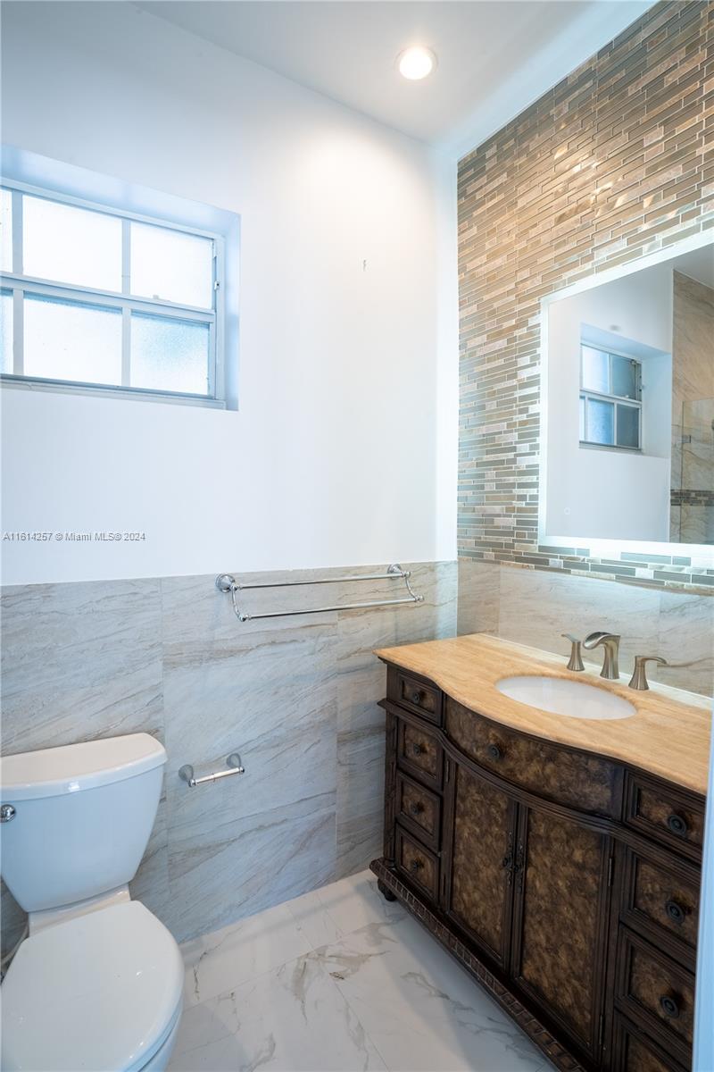 LAKESIDE ESTATES - Residential