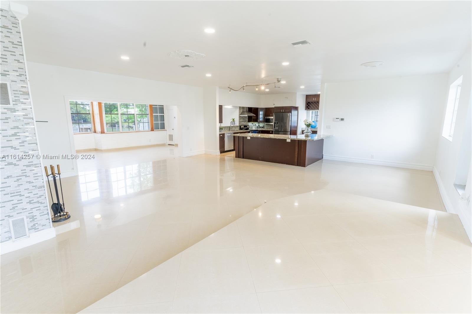 LAKESIDE ESTATES - Residential