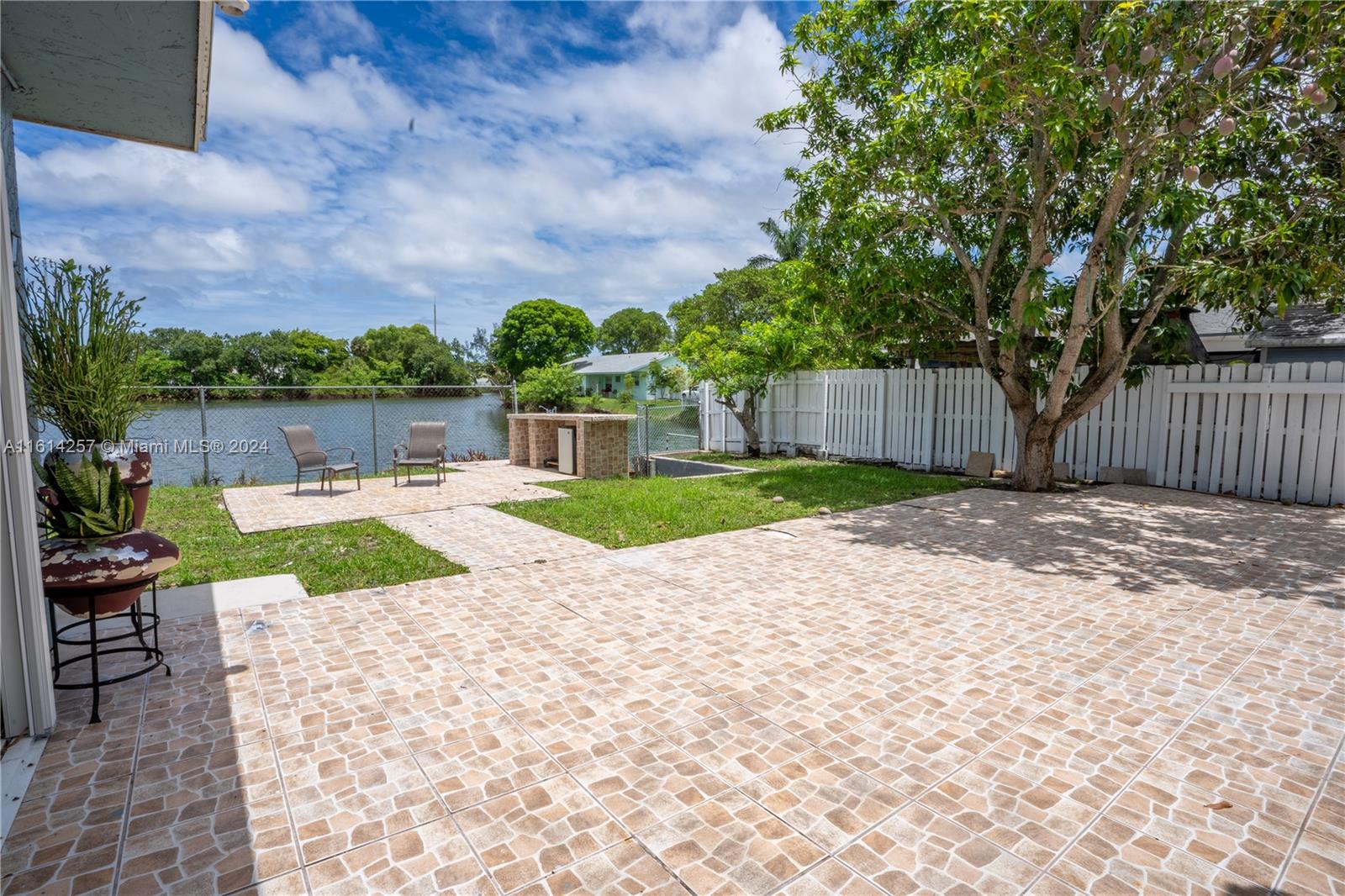 LAKESIDE ESTATES - Residential