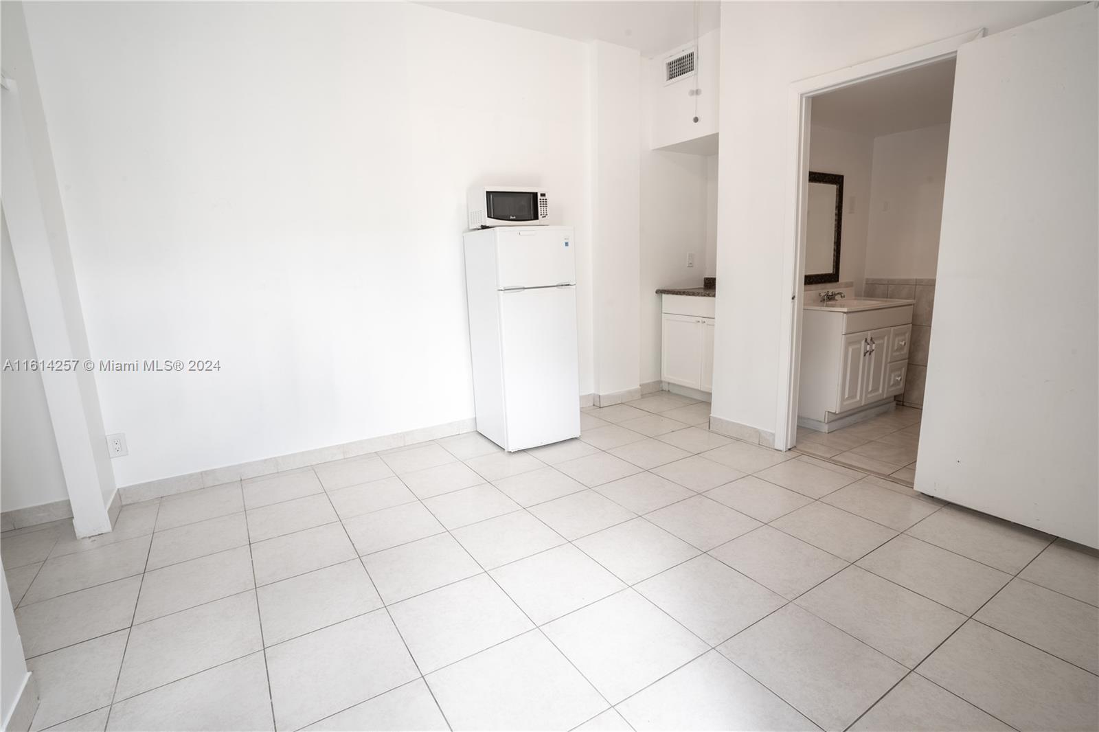 LAKESIDE ESTATES - Residential