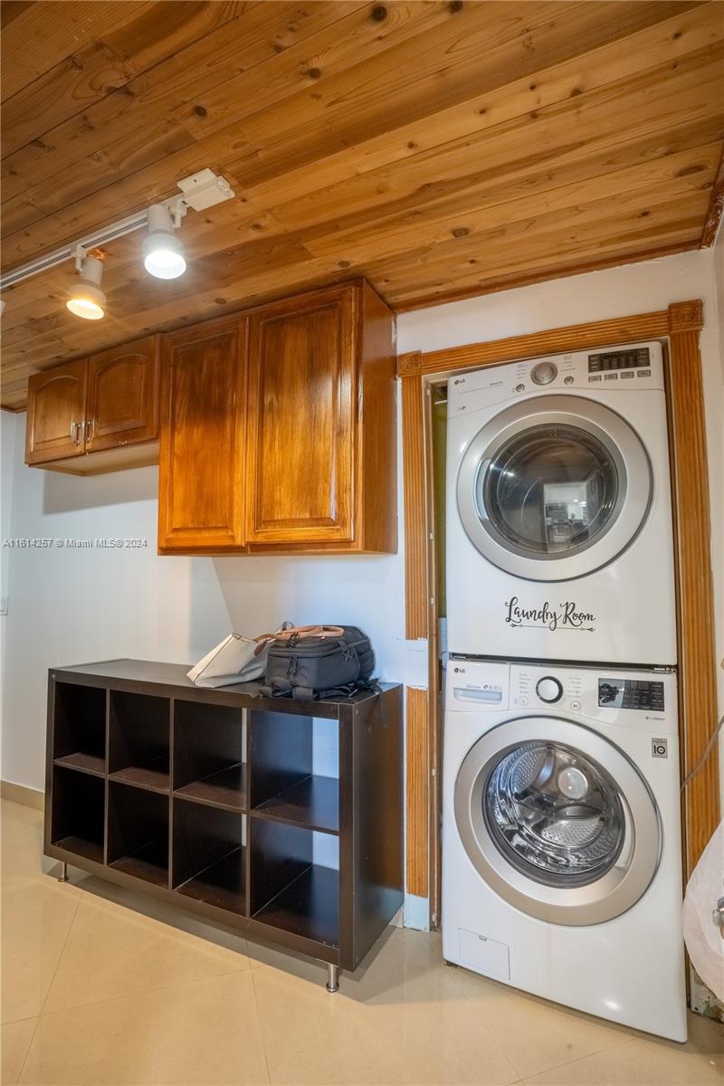 LAKESIDE ESTATES - Residential