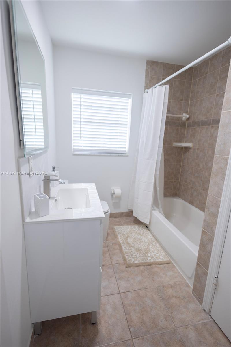 HOLLYWOOD COUNTRY CLUB DI - Residential Lease