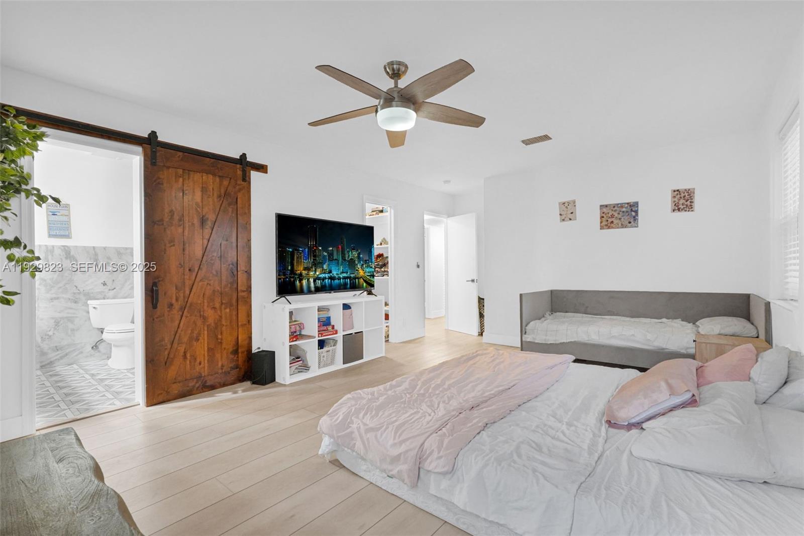 HOLLYWOOD LAKES SECTION - Residential