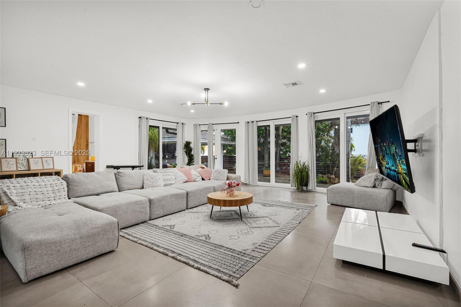 HOLLYWOOD LAKES SECTION - Residential