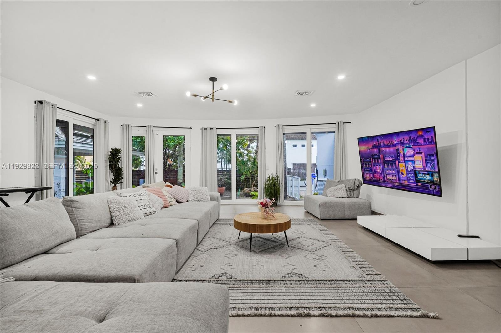 HOLLYWOOD LAKES SECTION - Residential