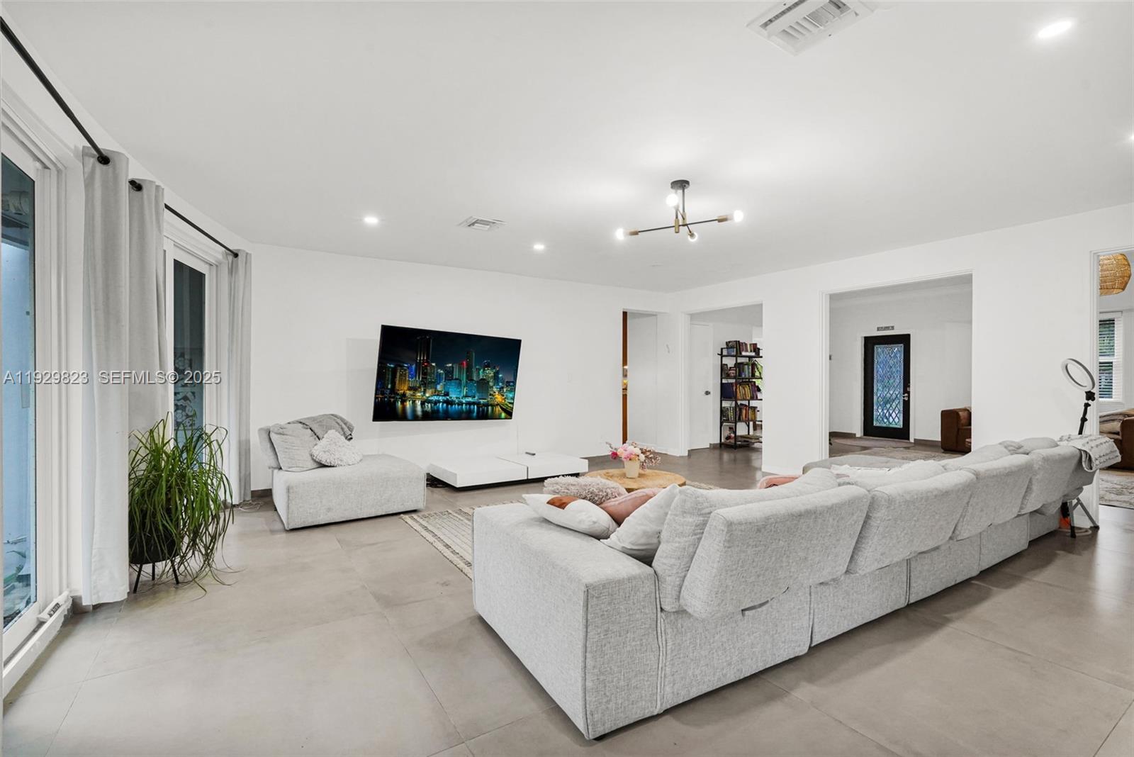 HOLLYWOOD LAKES SECTION - Residential