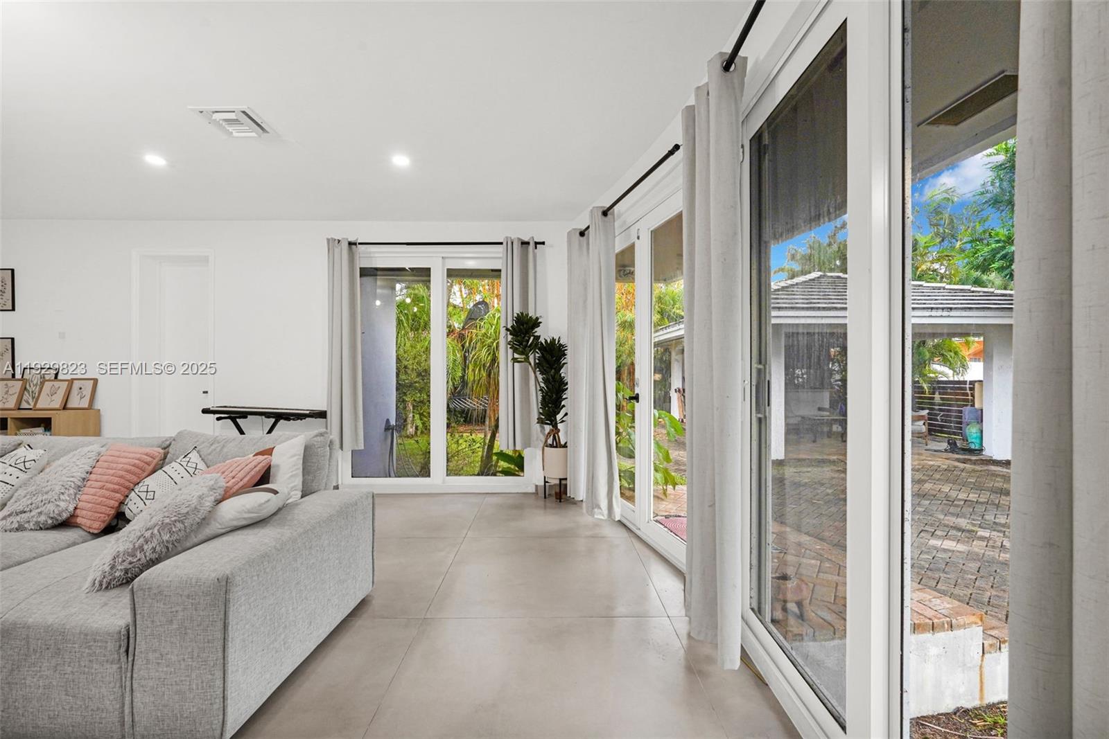 HOLLYWOOD LAKES SECTION - Residential