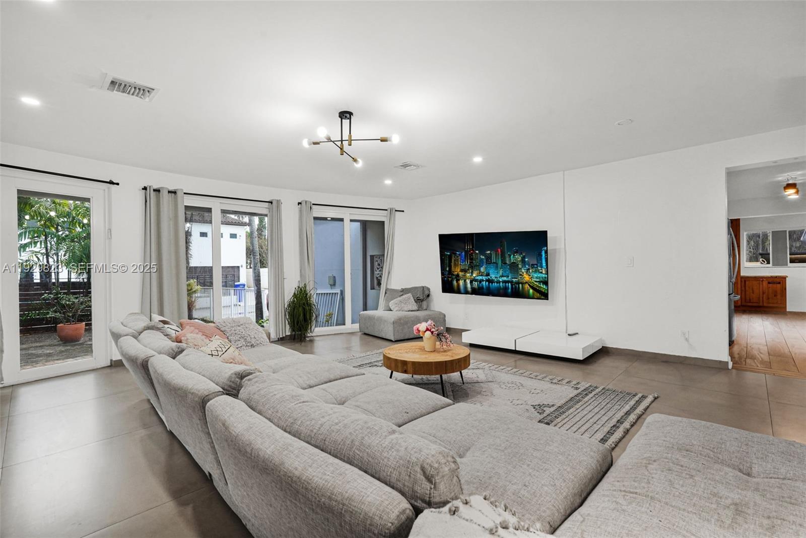 HOLLYWOOD LAKES SECTION - Residential