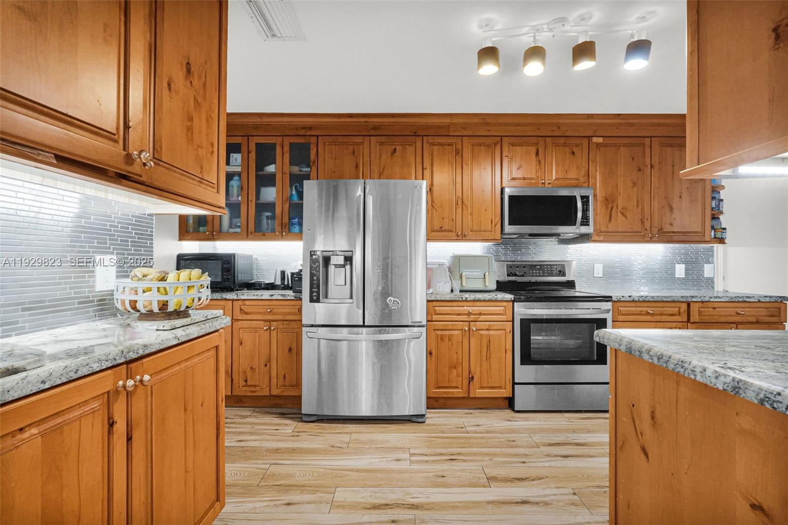 HOLLYWOOD LAKES SECTION - Residential