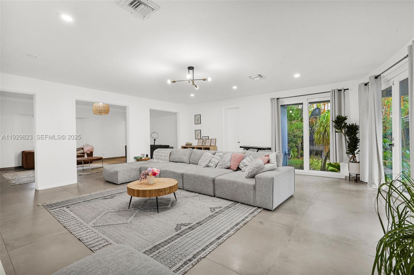 HOLLYWOOD LAKES SECTION - Residential