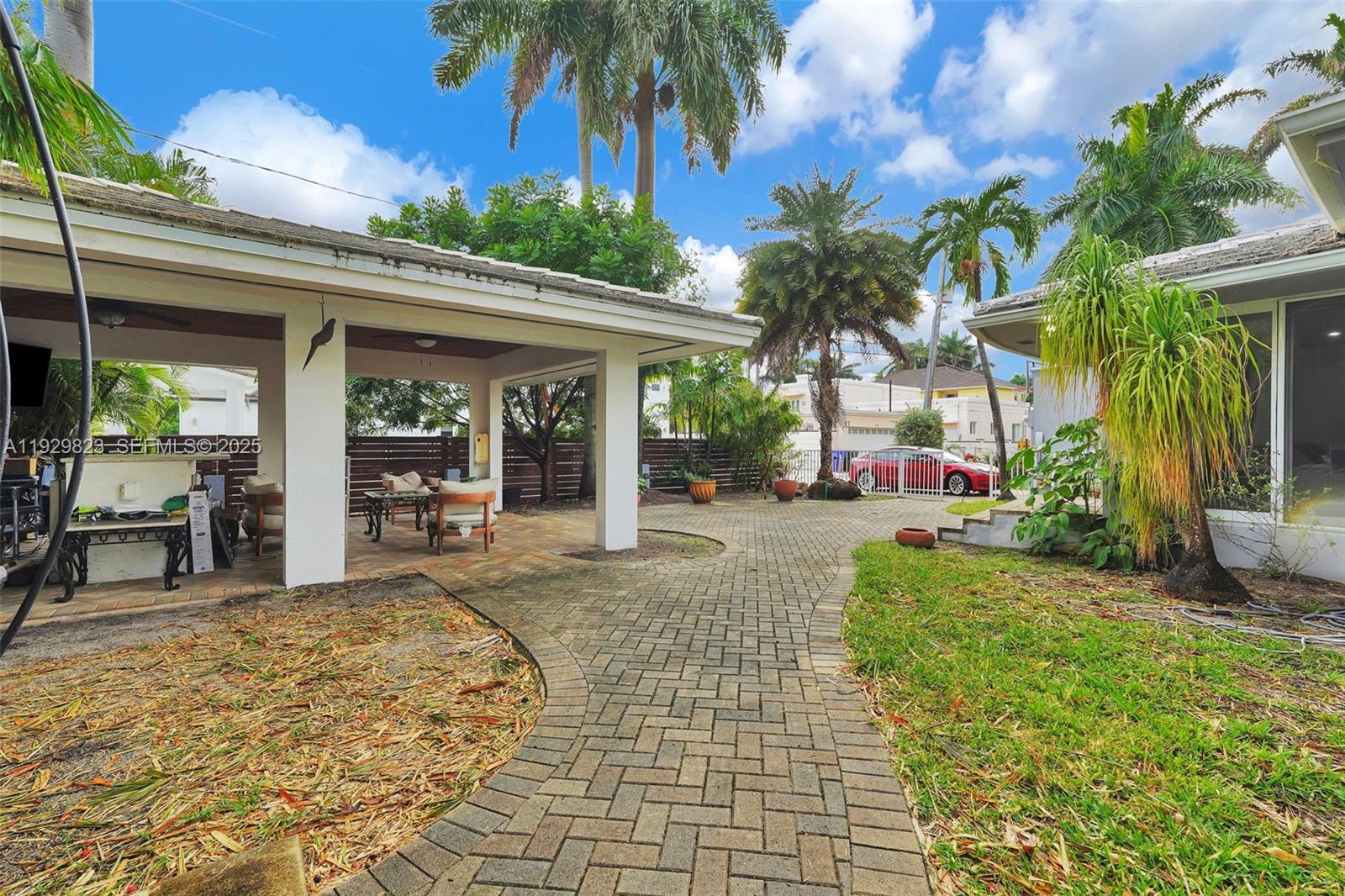 HOLLYWOOD LAKES SECTION - Residential