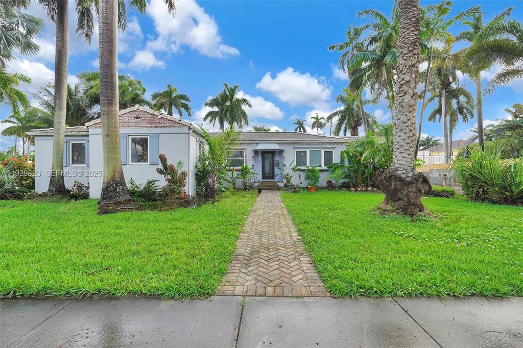 Photo of 900 Tyler St, Hollywood, FL 33019 (MLS # A11929823)