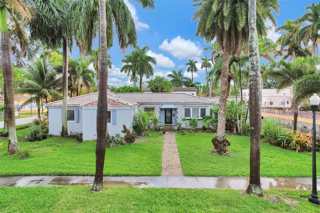 Photo of 900 Tyler St, Hollywood, FL 33019 (MLS # A11929823)