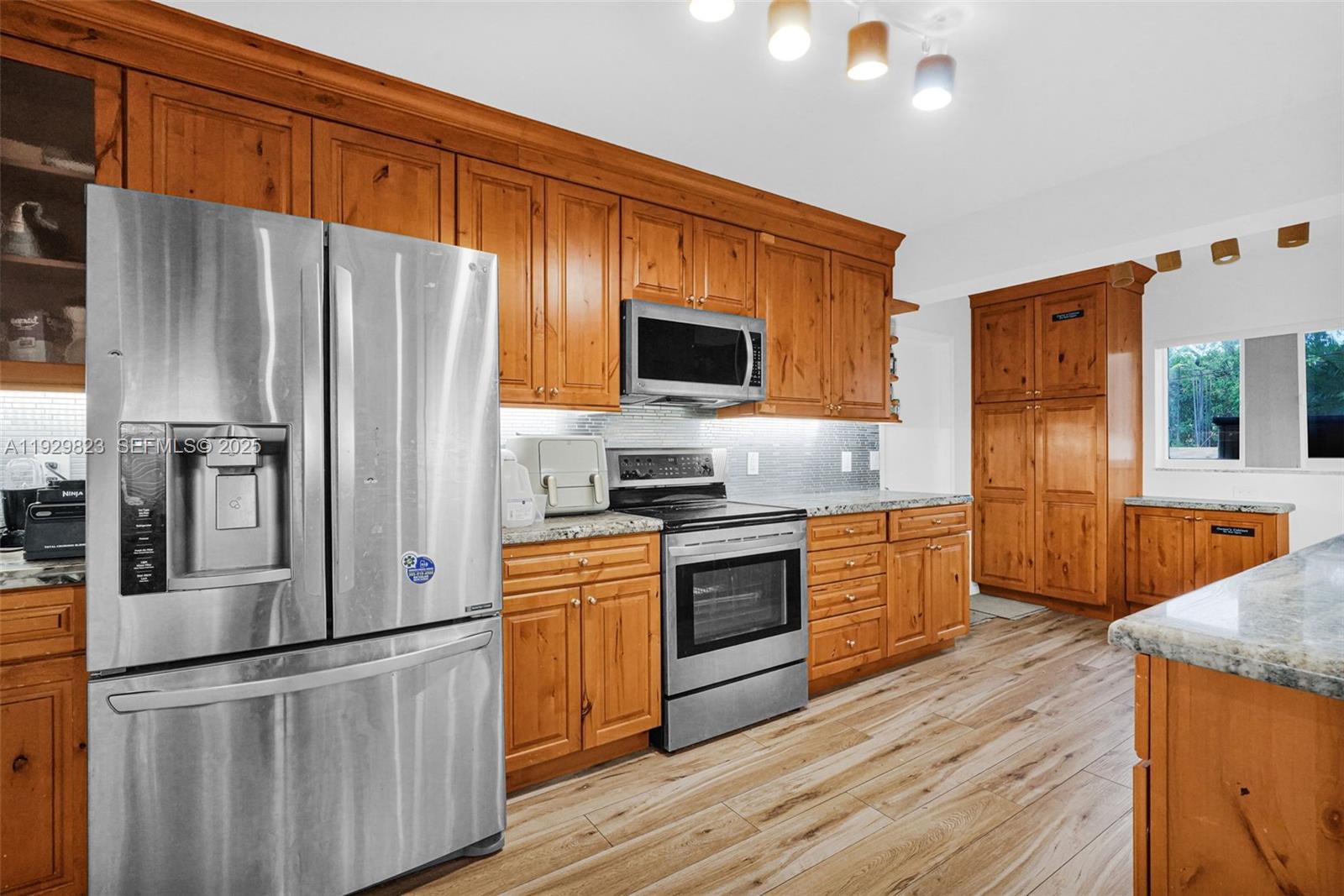 HOLLYWOOD LAKES SECTION - Residential