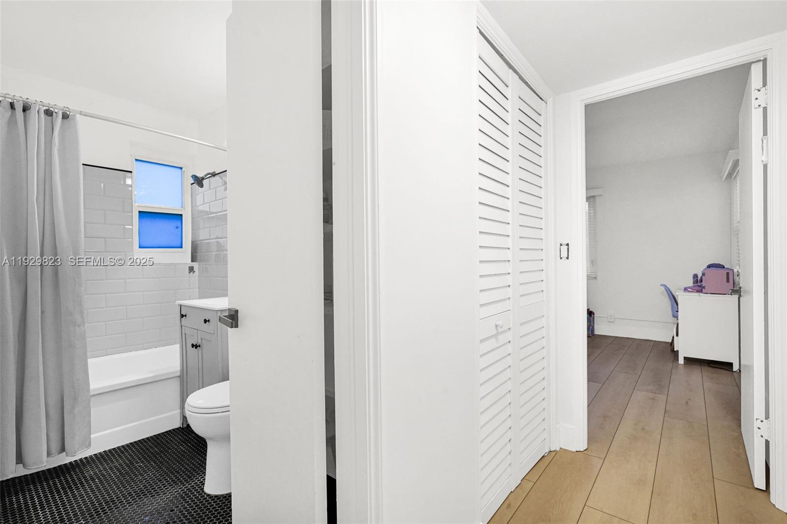 HOLLYWOOD LAKES SECTION - Residential