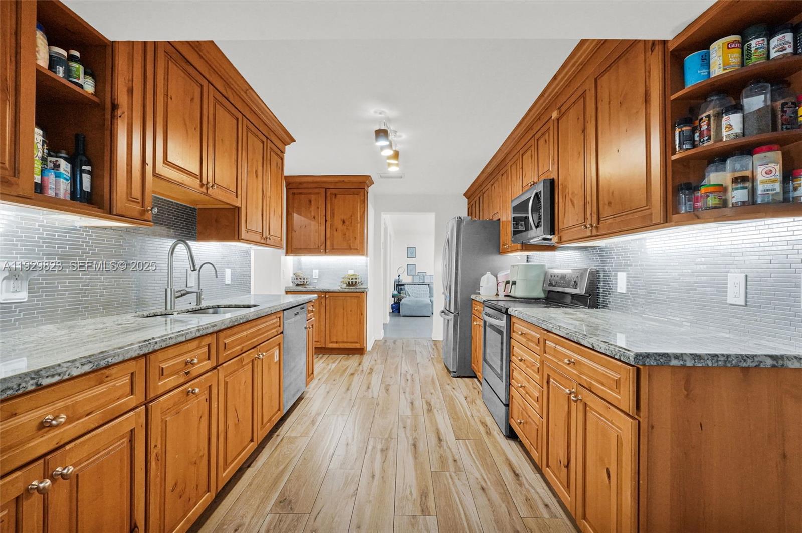 HOLLYWOOD LAKES SECTION - Residential