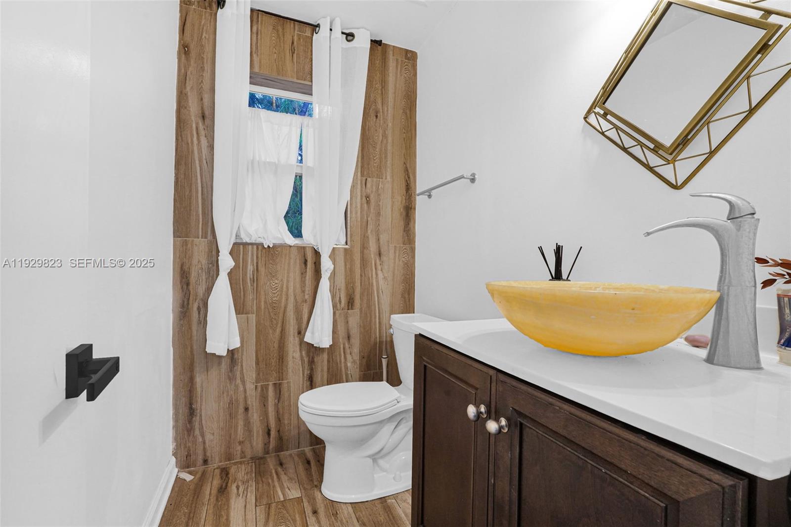 HOLLYWOOD LAKES SECTION - Residential