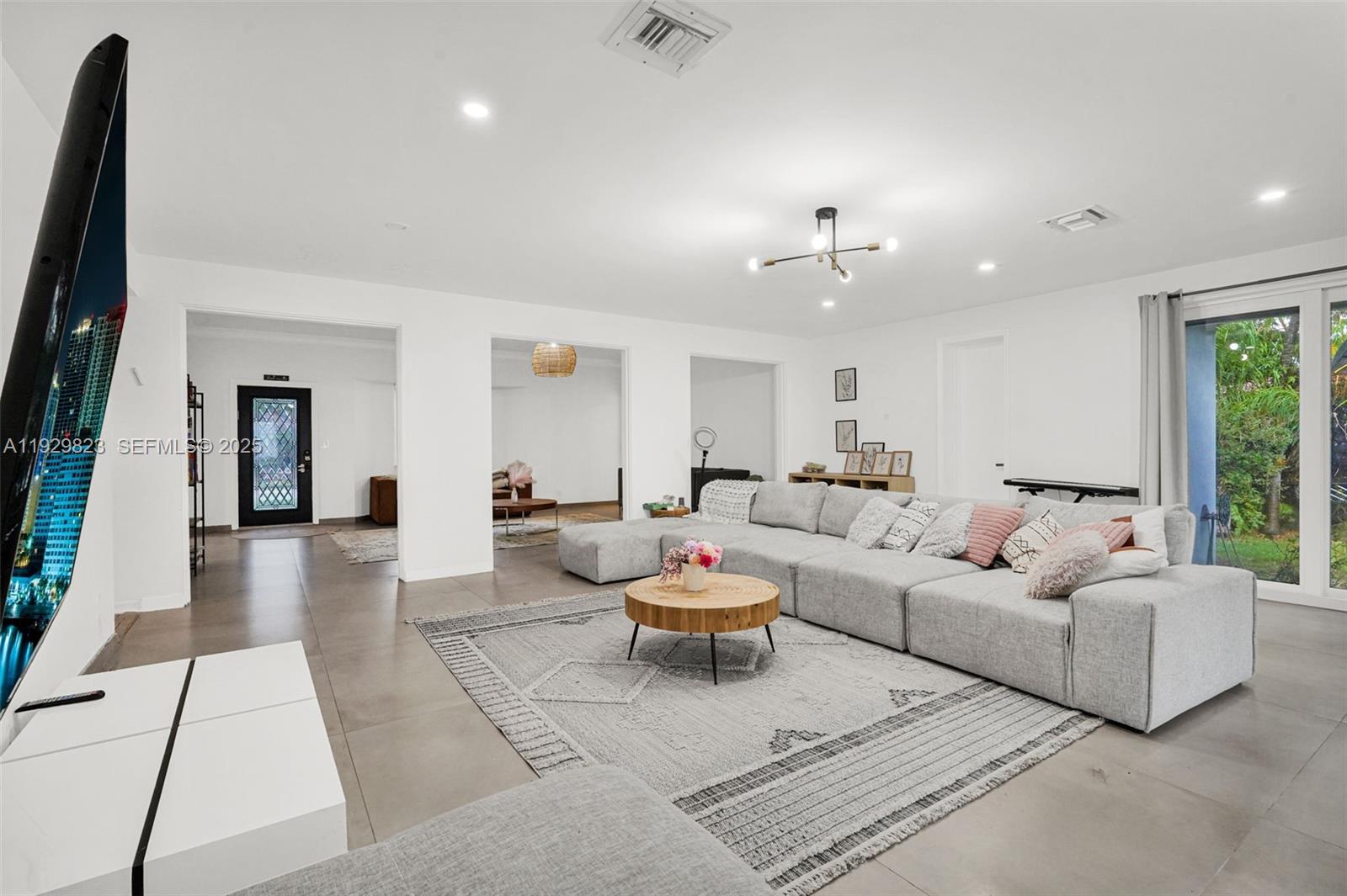 HOLLYWOOD LAKES SECTION - Residential