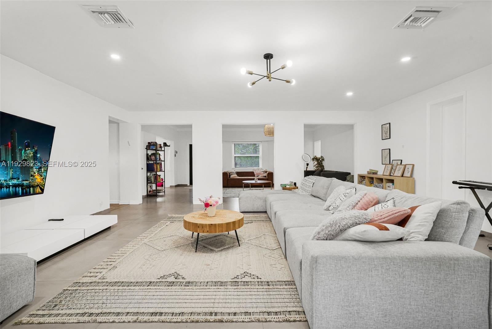 HOLLYWOOD LAKES SECTION - Residential