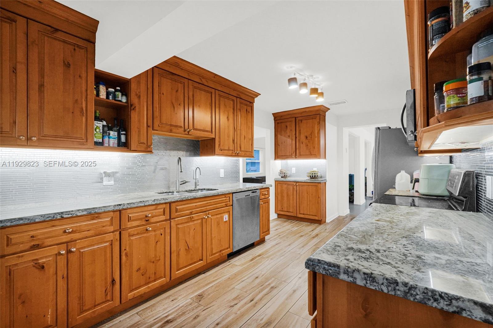 HOLLYWOOD LAKES SECTION - Residential