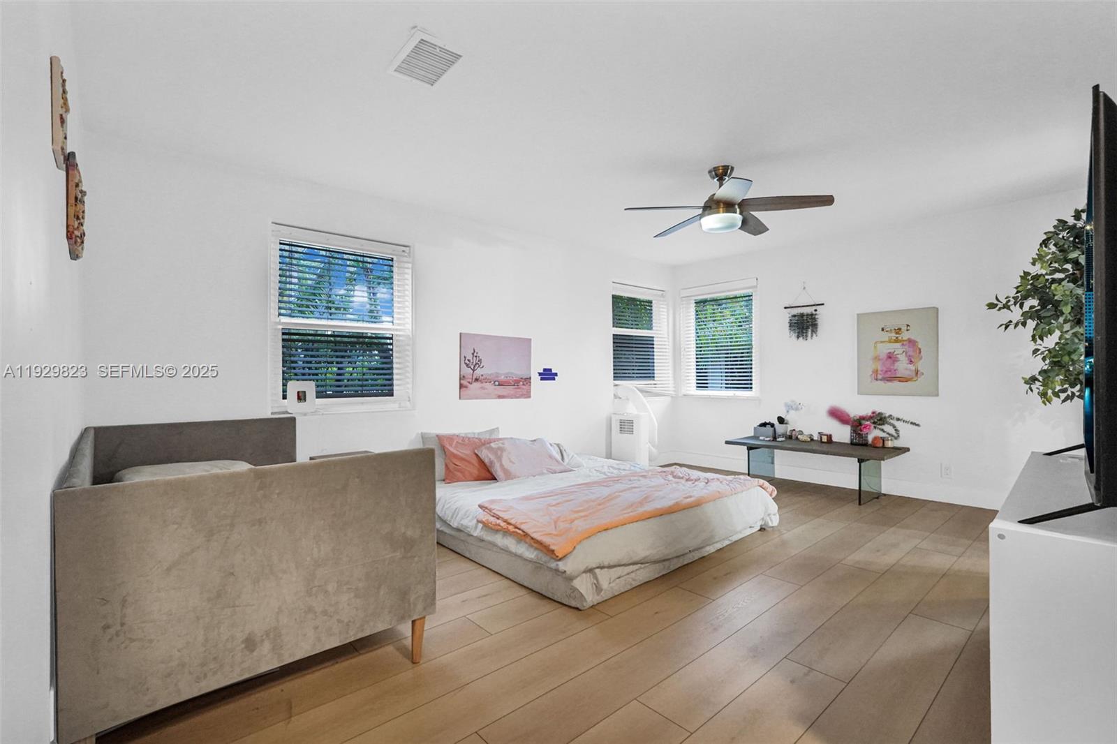 HOLLYWOOD LAKES SECTION - Residential