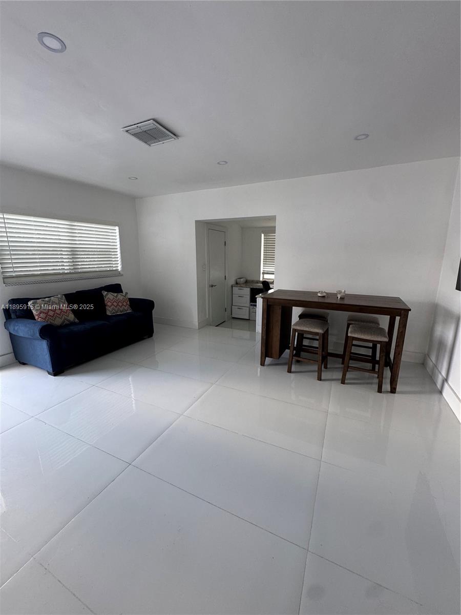 TAMIAMI GARDENS - Residential Lease