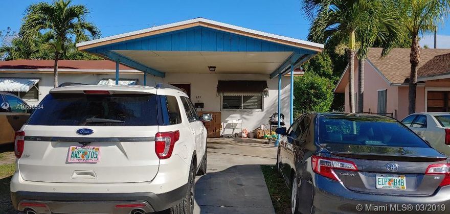 OWNER NEED TO SALE,REDUCED MORE THAN 35,000.00.NO LOSE THE OPORTUNITY MAKE OFFER  
HAGA OFERTA EXCELLENT AREA CLOSE TO SHOPPING CENTER AND EXPRESSWAY.REMODELED KITCHEN, BATROOM AND WINDOW DOORS AND NEW ROOF.NEW AIR CONDITION AND NEW ROOF . Big  BACKYARD.PROPERTY HAS SPACE FOR MAKE OTHERS ROOMS FOR  EXTA INCOME .