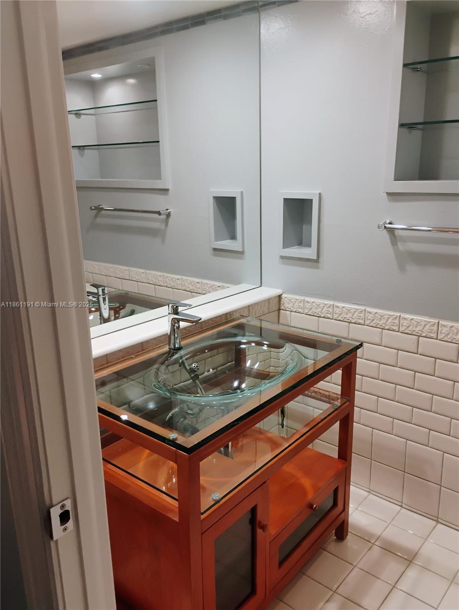 TOWNHOUSES OF VENETIAN PA - Residential