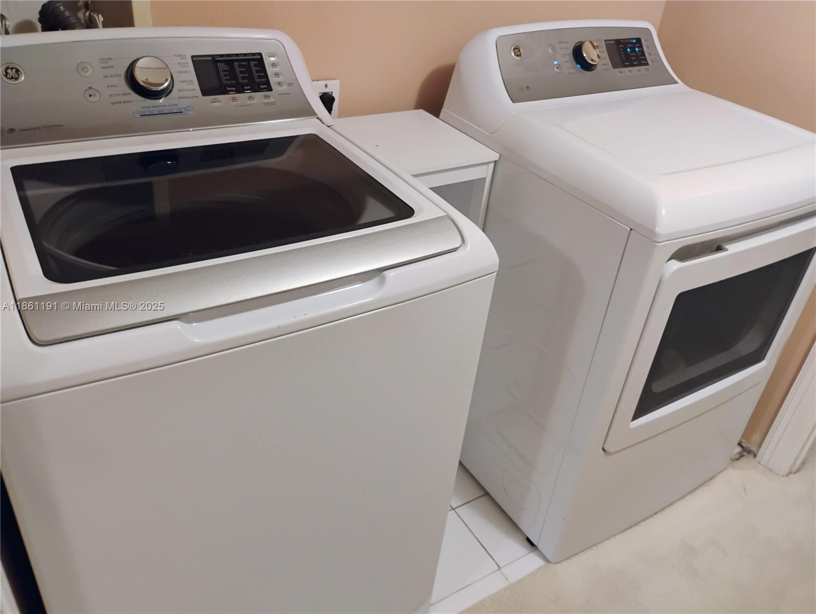 TOWNHOUSES OF VENETIAN PA - Residential