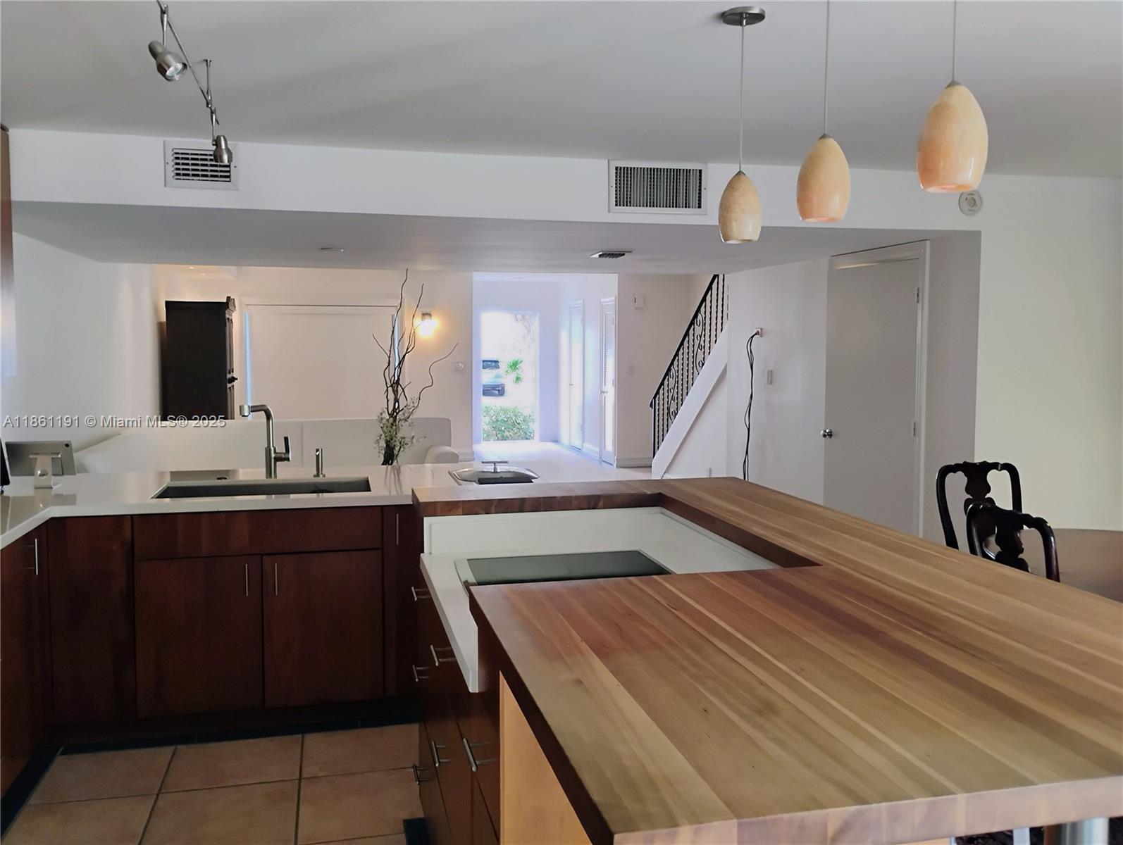 TOWNHOUSES OF VENETIAN PA - Residential