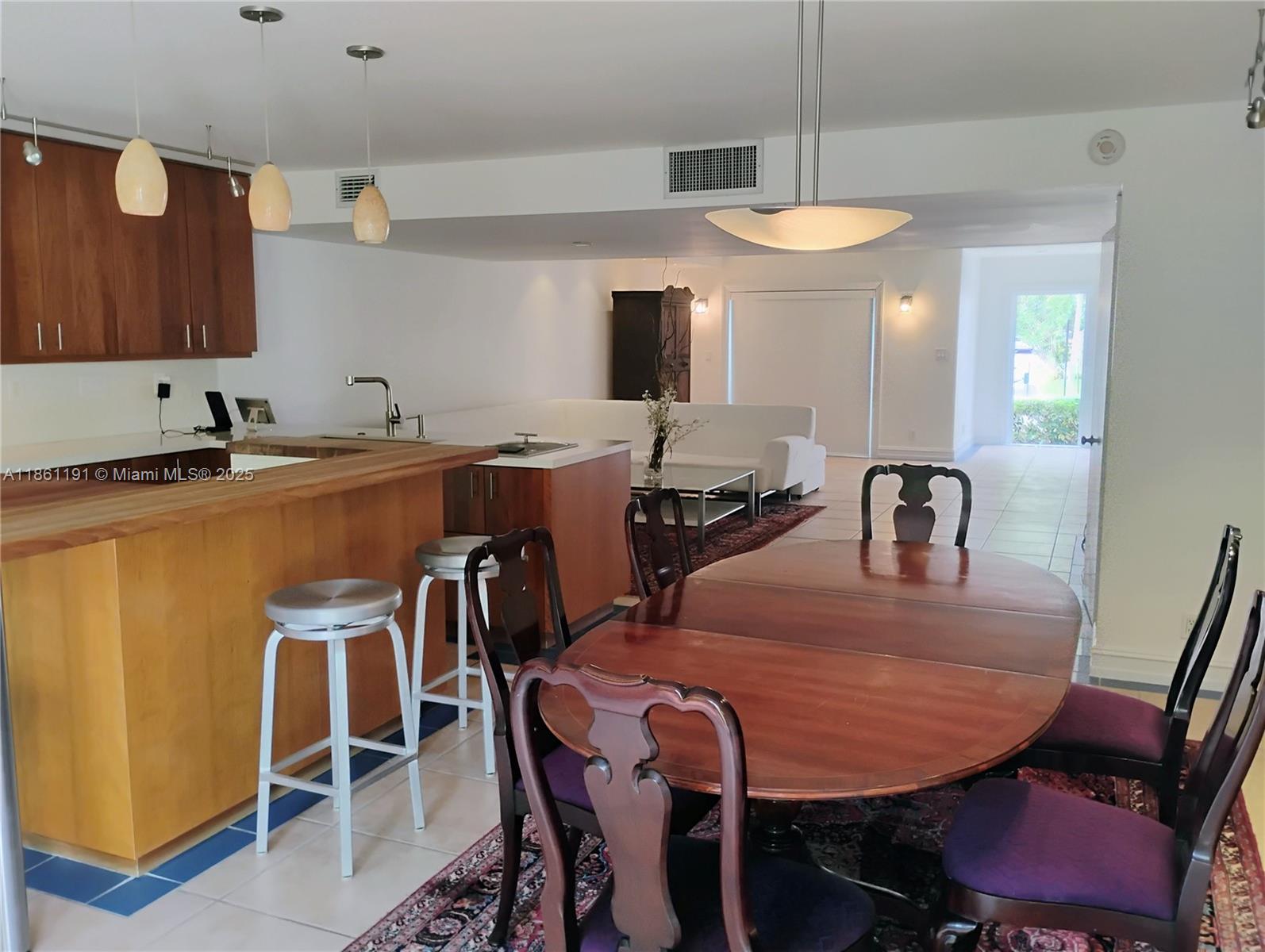 TOWNHOUSES OF VENETIAN PA - Residential