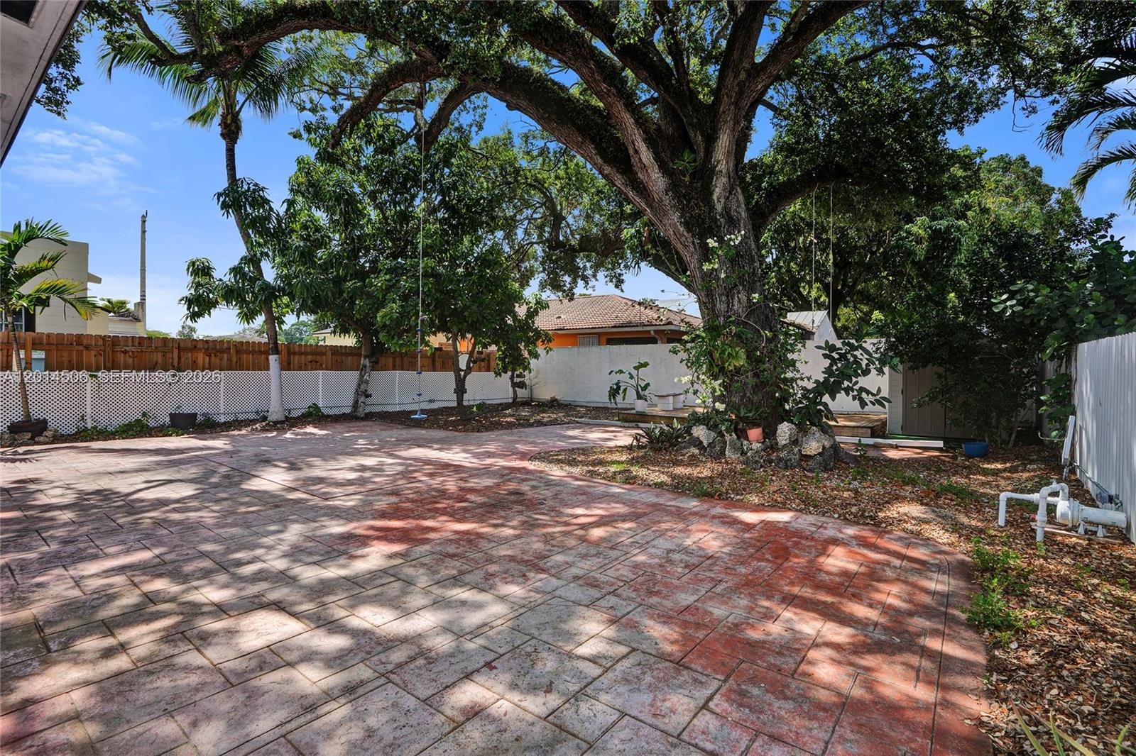 GRAPELAND - Residential Lease