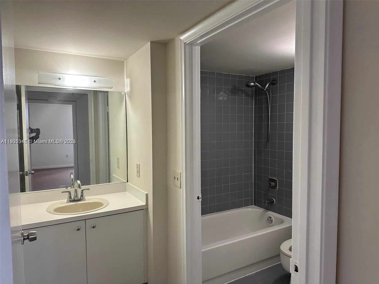 GOLFVIEW CL FONTAINBL PK - Residential Lease