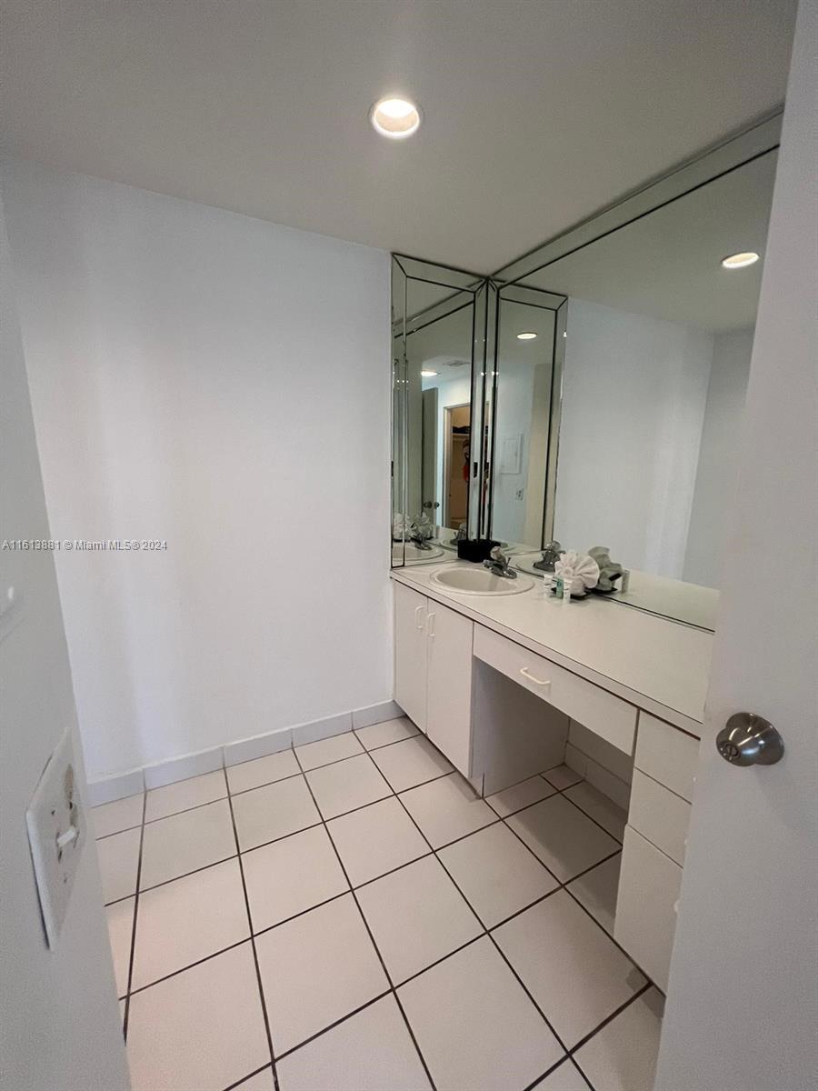 ALEXANDER TOWERS CONDO - Residential