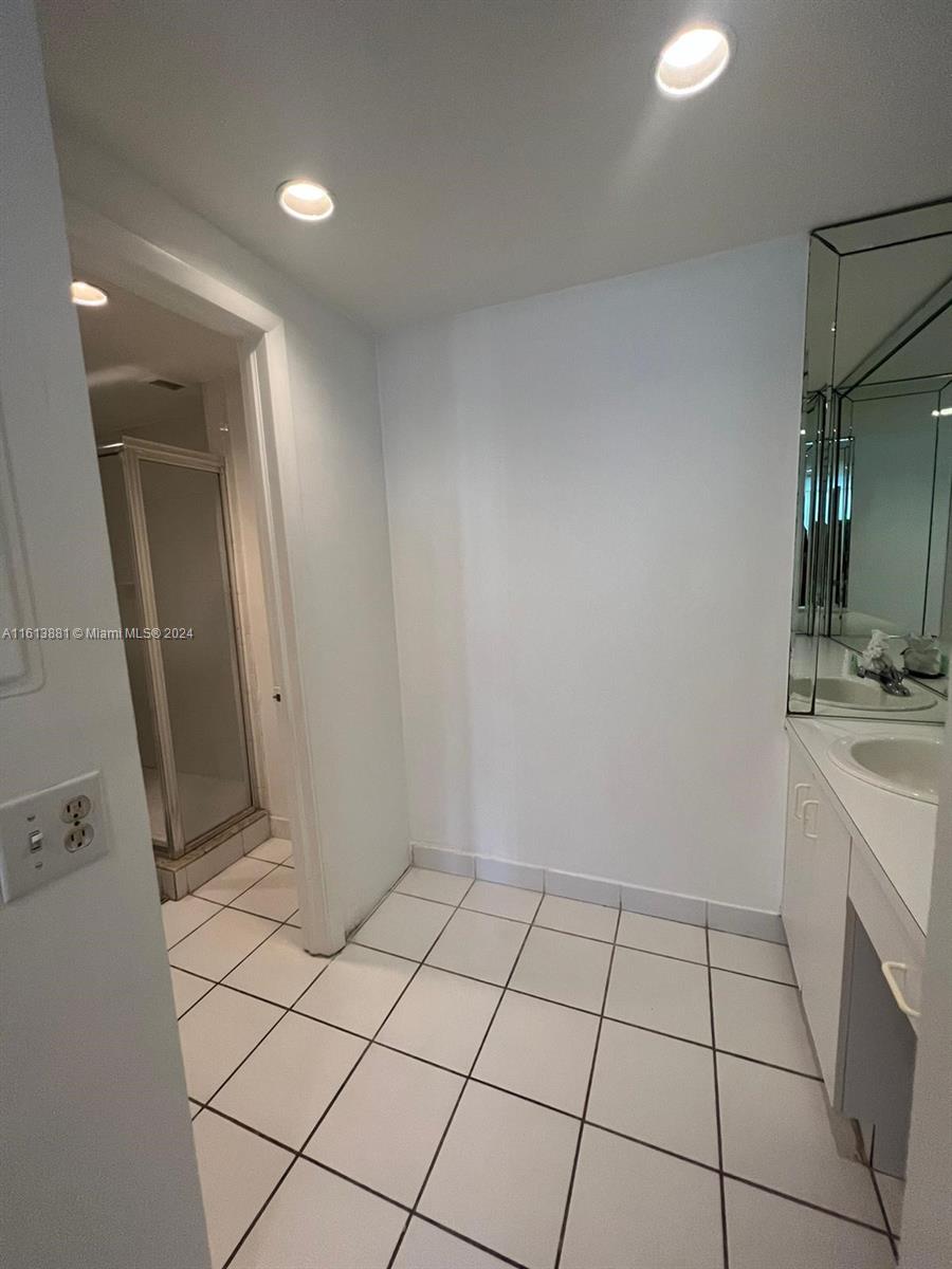 ALEXANDER TOWERS CONDO - Residential