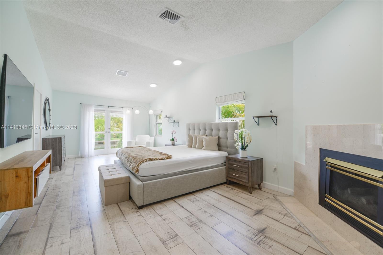 GOLDEN BEACH SEC E - Residential