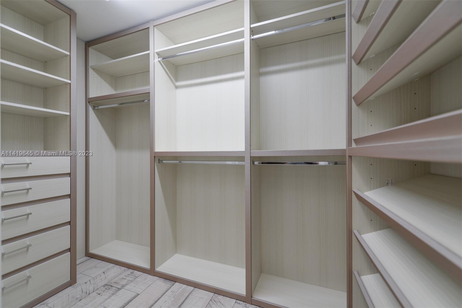 GOLDEN BEACH SEC E - Residential