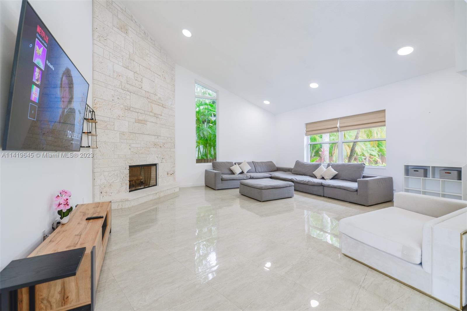 GOLDEN BEACH SEC E - Residential