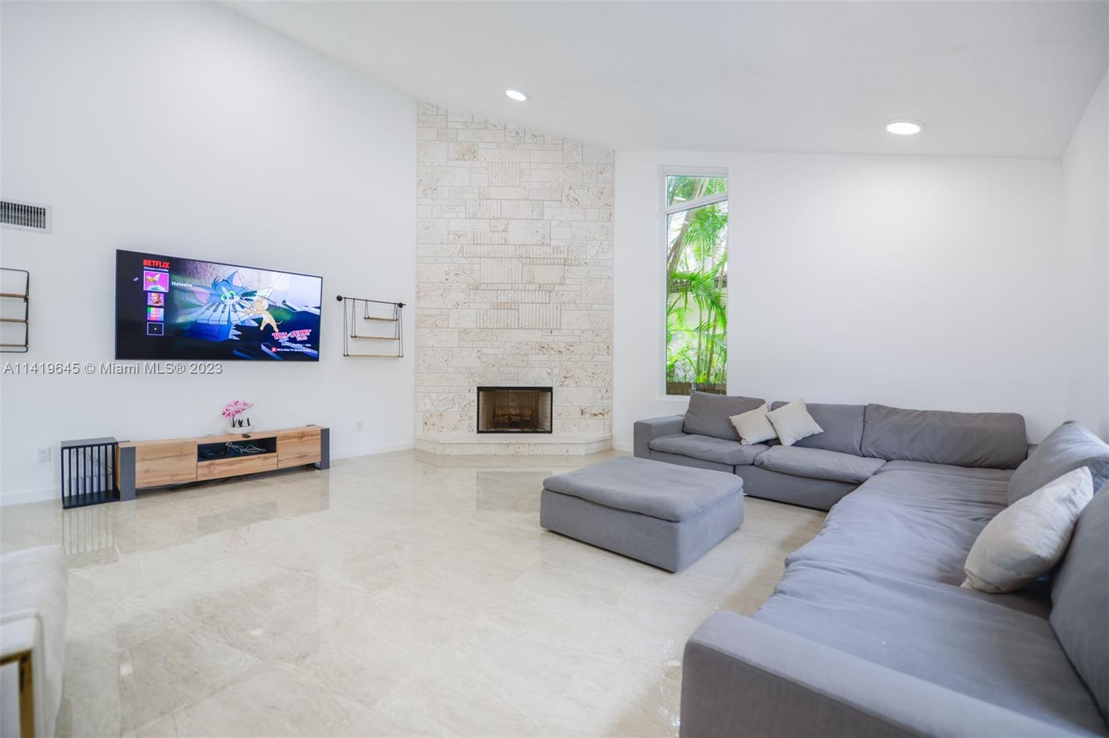 GOLDEN BEACH SEC E - Residential