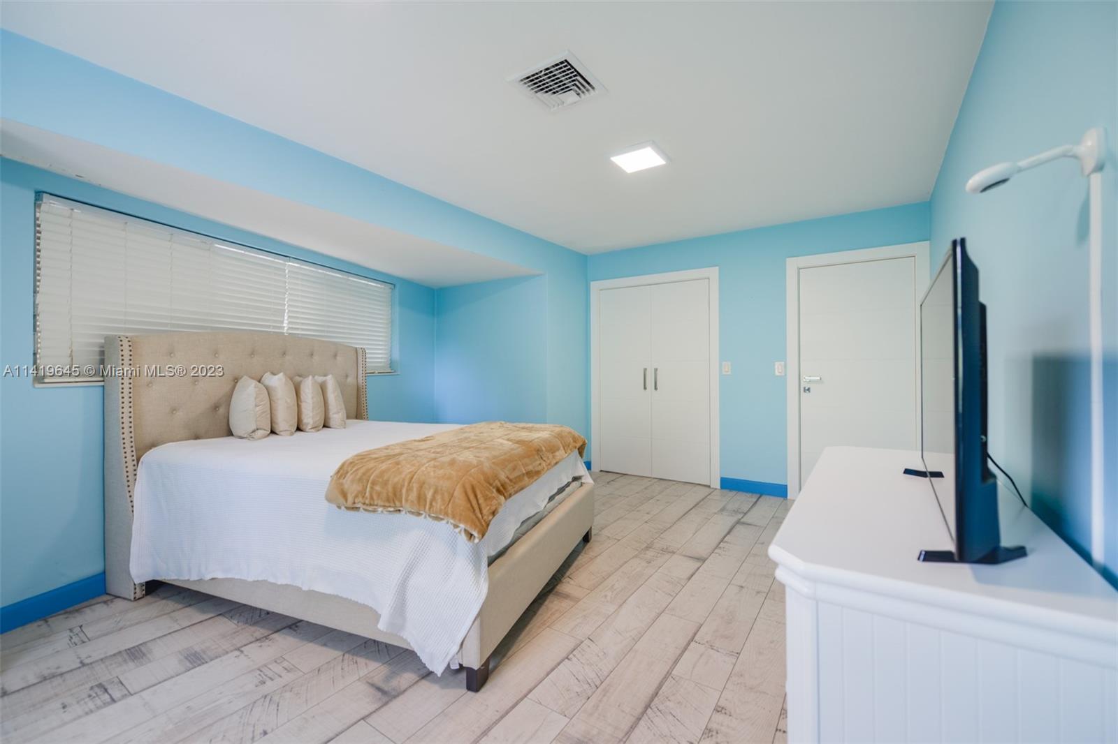 GOLDEN BEACH SEC E - Residential